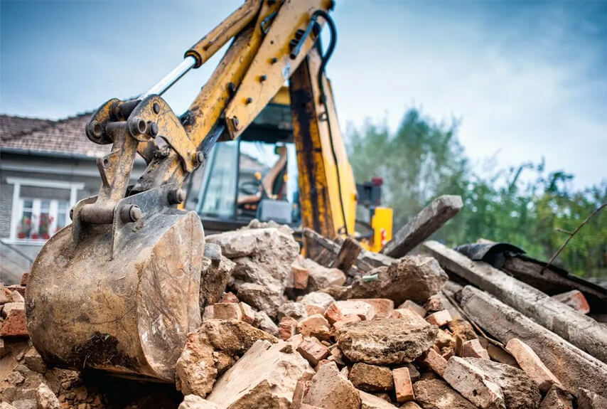 Démolition de bâtiments et de structures avec l'excavatrice