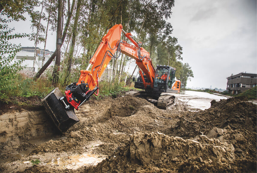 Excavatrice enlevant les obstacles du terrain pour le nivellement