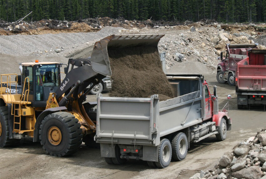 Chargement d'un camion dompeur avec de la terre pour le transport en vrac