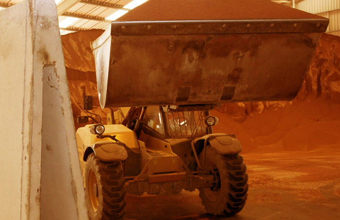 Pelle transportant sable en vrac